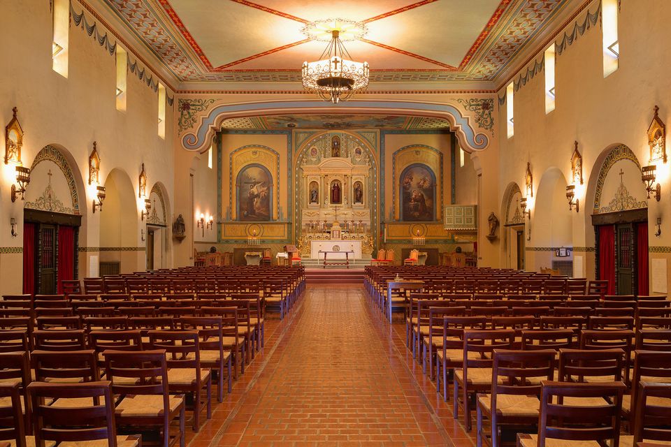 Interior of Mission Santa Clara de As&iacute;s with altar and pews